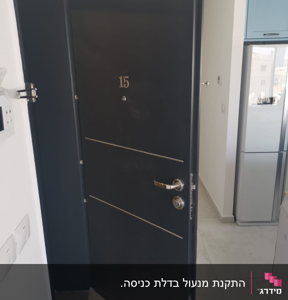דלת פתוחה עם מנעול ומספר 15